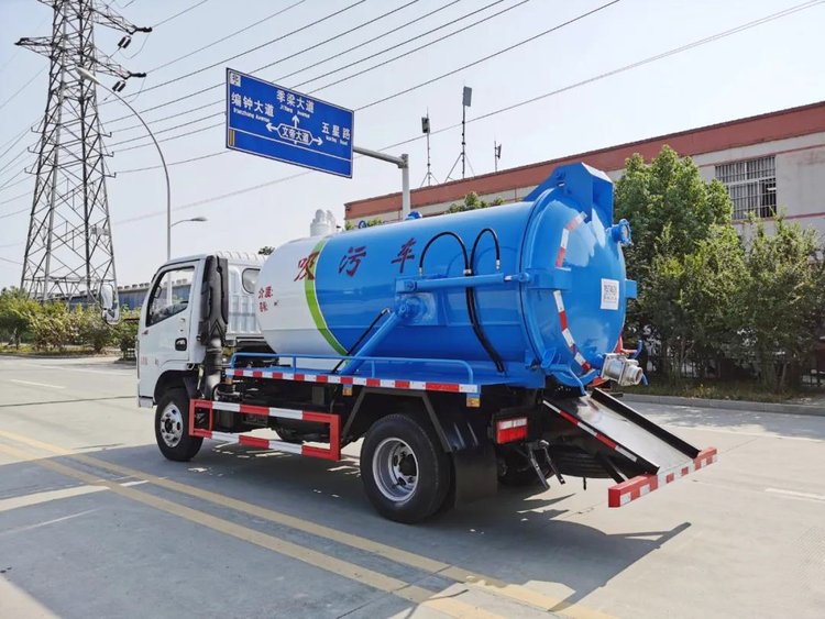 東風(fēng)福瑞卡4.5方吸污車