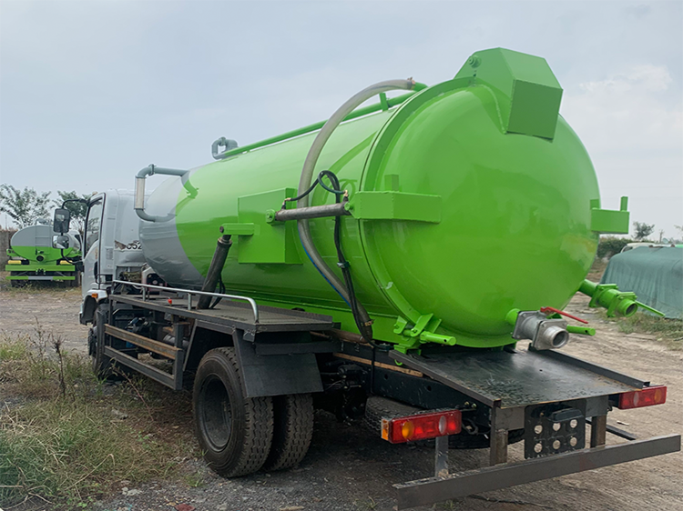 東風華神8方吸污車